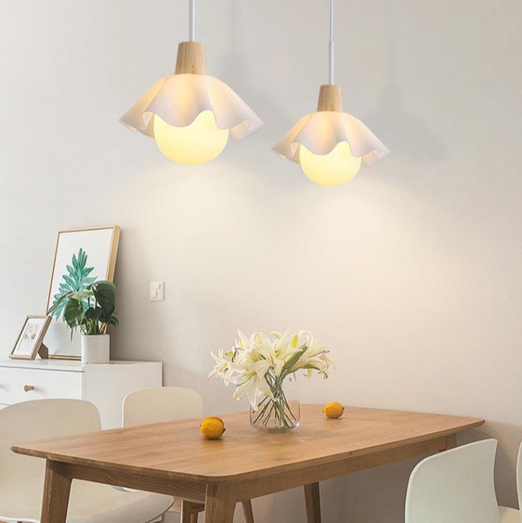 Nordisk pendellampa i trä med blomformad design och LED för matsal sovrum och vardagsrum