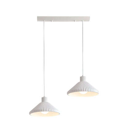 Nordisk plisserad pendellampa i resin – stilren design för hem och café