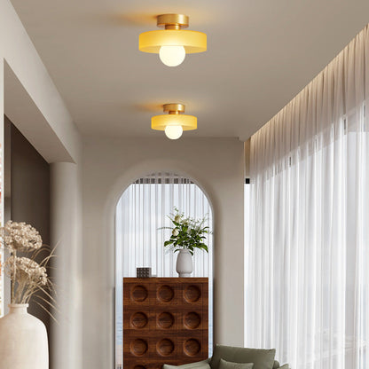 Modern rund taklampa i mässing och glas med geometrisk design