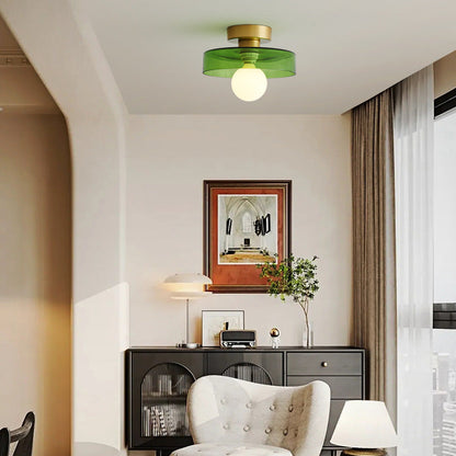 Modern rund taklampa i mässing och glas med geometrisk design
