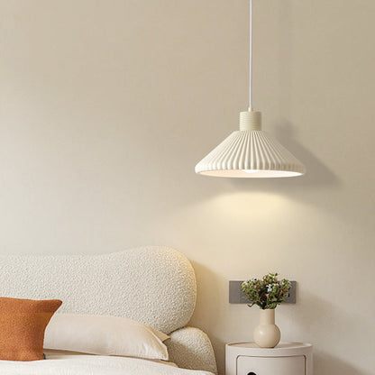 Nordisk plisserad pendellampa i resin – stilren design för hem och café