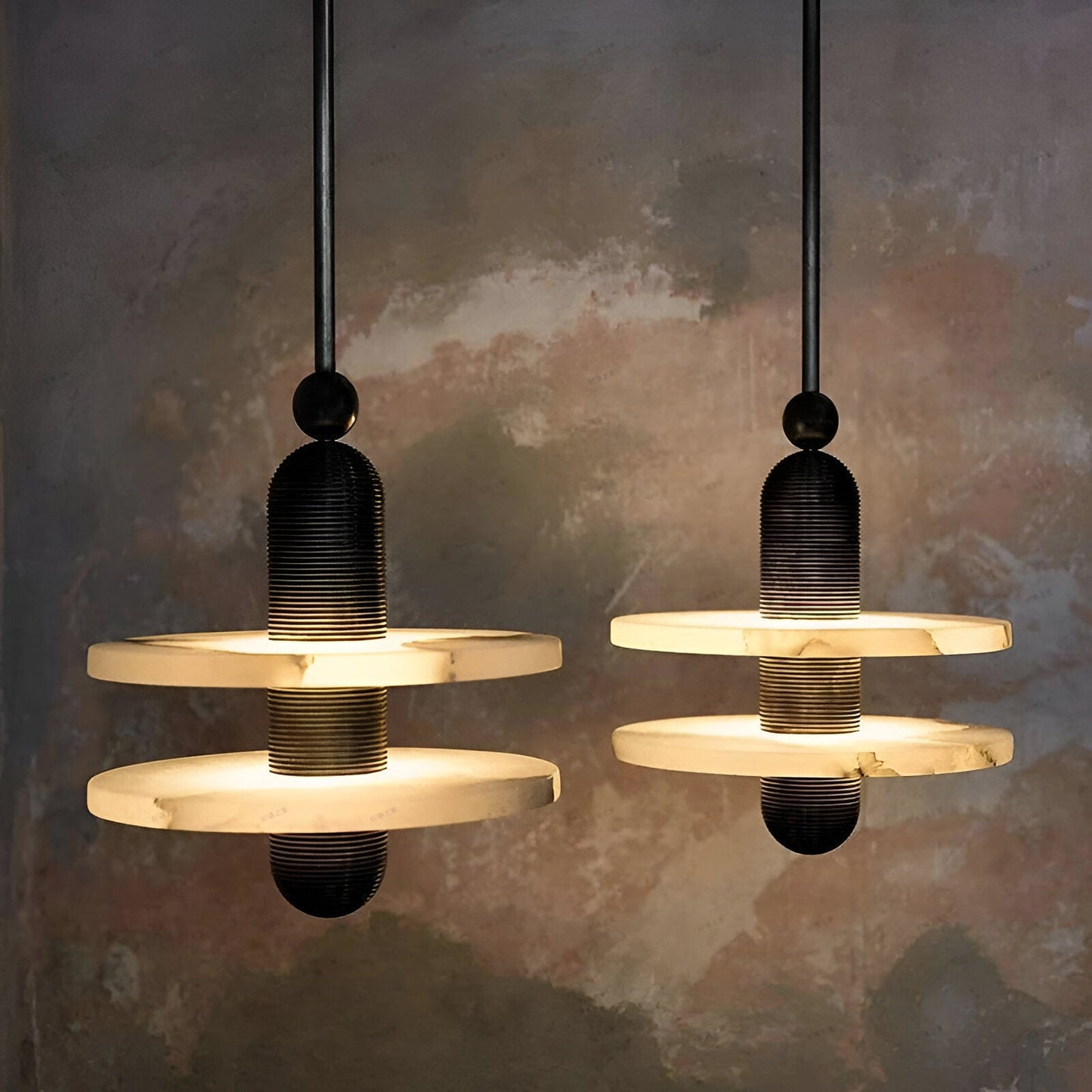 Modern alabaster taklampa i järn och marmorimitation med justerbar höjd
