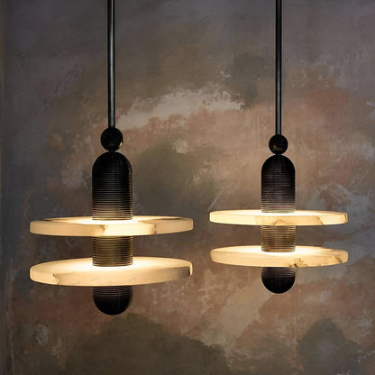 Modern alabaster taklampa i järn och marmorimitation med justerbar höjd