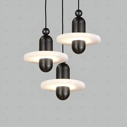 Modern alabaster taklampa i järn och marmorimitation med justerbar höjd