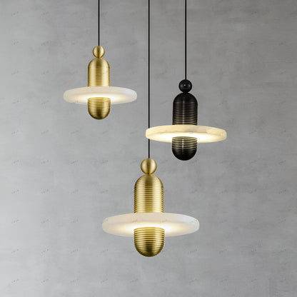 Modern alabaster taklampa i järn och marmorimitation med justerbar höjd