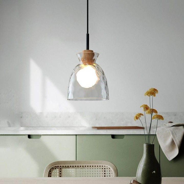 Nordisk glaspendel med trädetaljer och justerbar höjd för kök och sovrum
