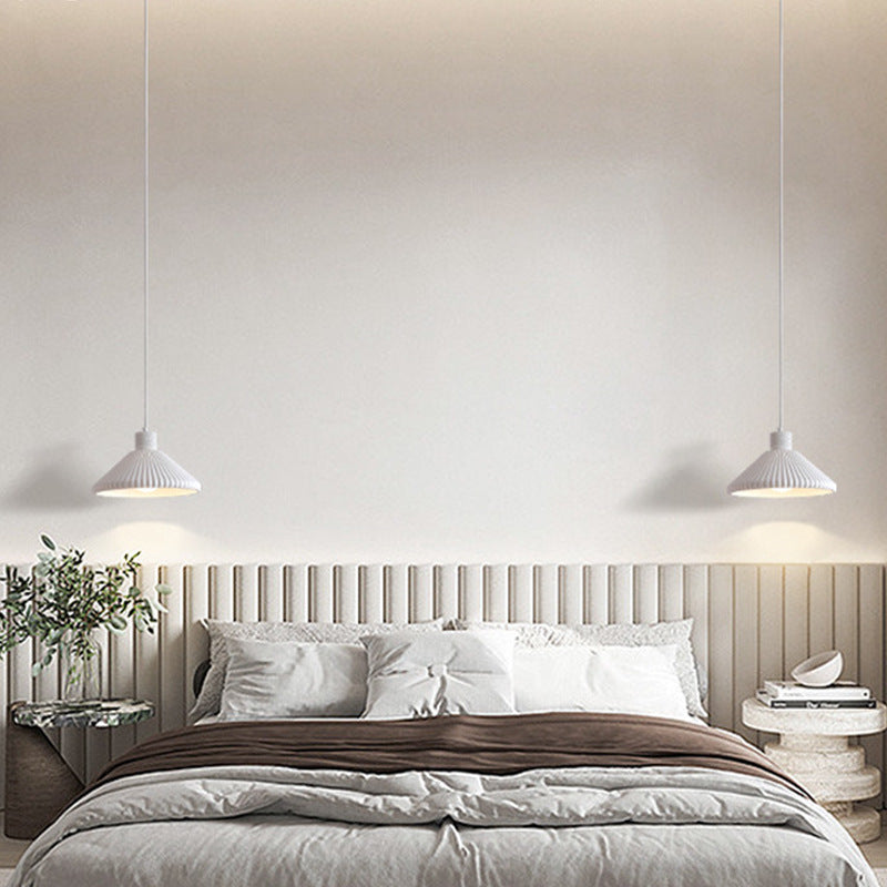 Nordisk plisserad pendellampa i resin – stilren design för hem och café