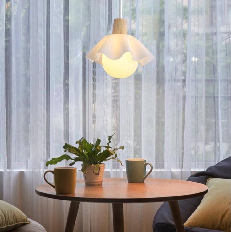 Nordisk pendellampa i trä med blomformad design och LED för matsal sovrum och vardagsrum