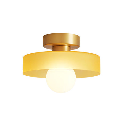 Modern rund taklampa i mässing och glas med geometrisk design