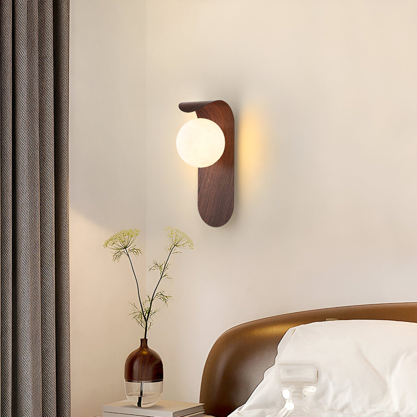 Nordisk vägglampa i trä och metall med glasglob för sovrum hall vardagsrum