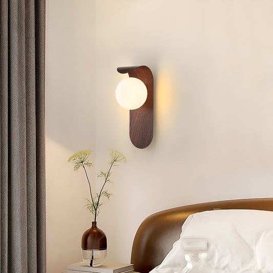 Nordisk vägglampa i trä och metall med glasglob för sovrum hall vardagsrum