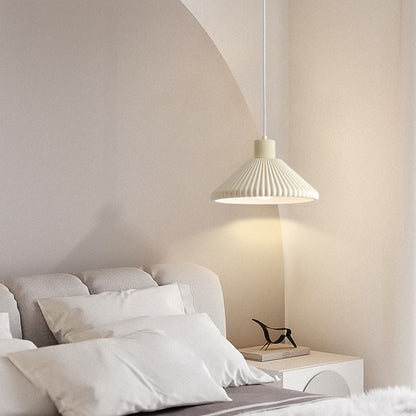 Nordisk plisserad pendellampa i resin – stilren design för hem och café
