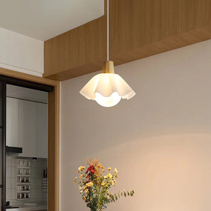 Nordisk pendellampa i trä med blomformad design och LED för matsal sovrum och vardagsrum