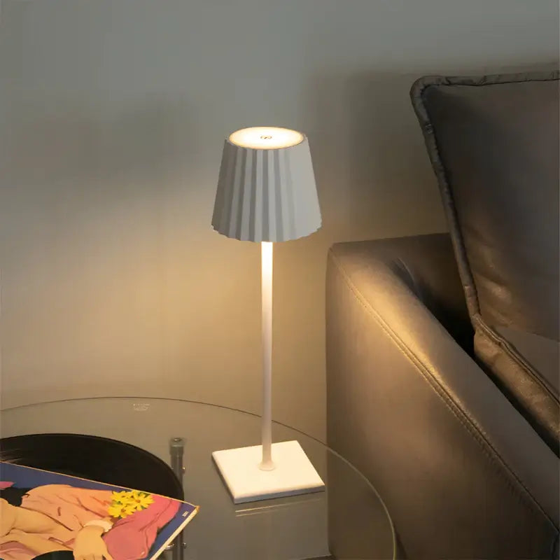 Trådlös bordslampa med touch funktion och dimbart LED ljus för flexibel belysning
