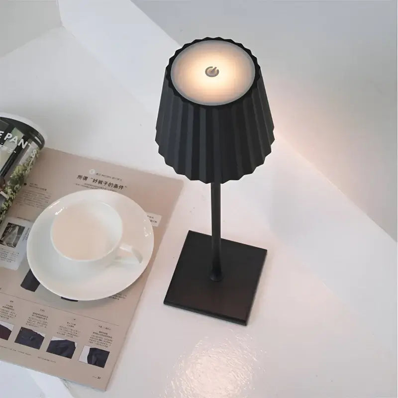 Trådlös bordslampa med touch funktion och dimbart LED ljus för flexibel belysning