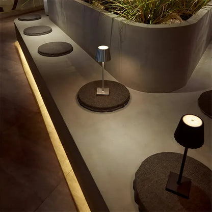 Trådlös bordslampa med touch funktion och dimbart LED ljus för flexibel belysning