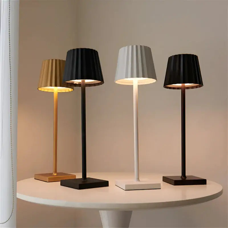 Trådlös bordslampa med touch funktion och dimbart LED ljus för flexibel belysning
