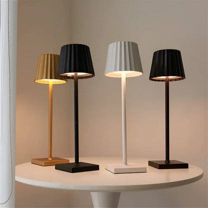 Trådlös bordslampa med touch funktion och dimbart LED ljus för flexibel belysning