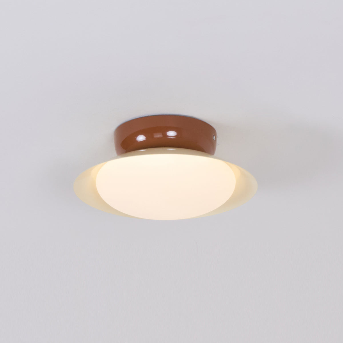 Modern taklampa i metall med retrodesign – LED plafond i mid-century stil för vardagsrum, sovrum och hall