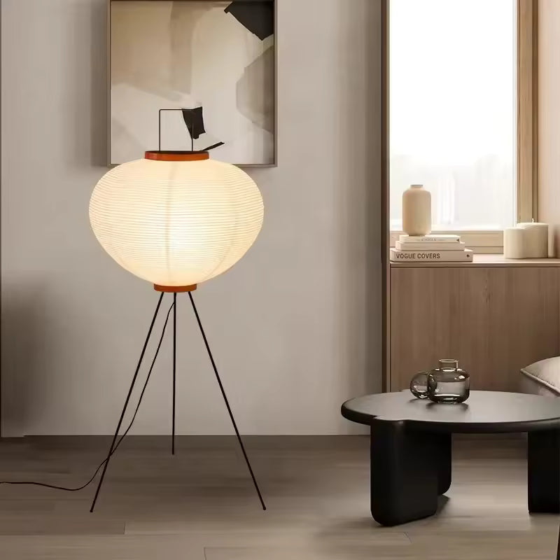 Akiru | Wabi-sabi golvlampa i rispapper med LED-belysning och handgjord finish