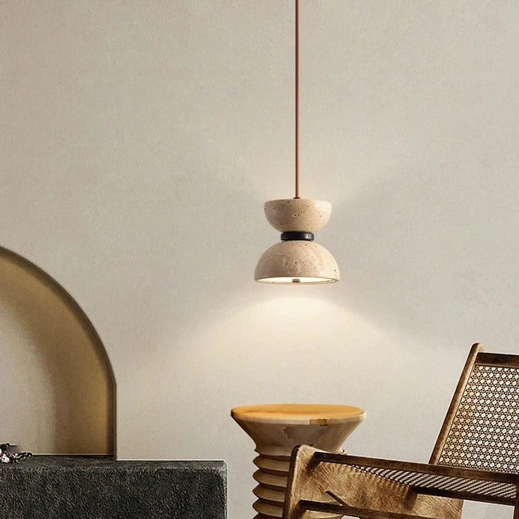 Nordisk pendellampa i gul grottsten och trä för restaurang café bar