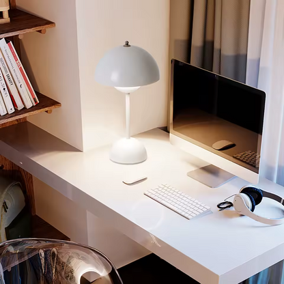 Luma | Blomformad portabel bordslampa med touchdimning och USB-laddning