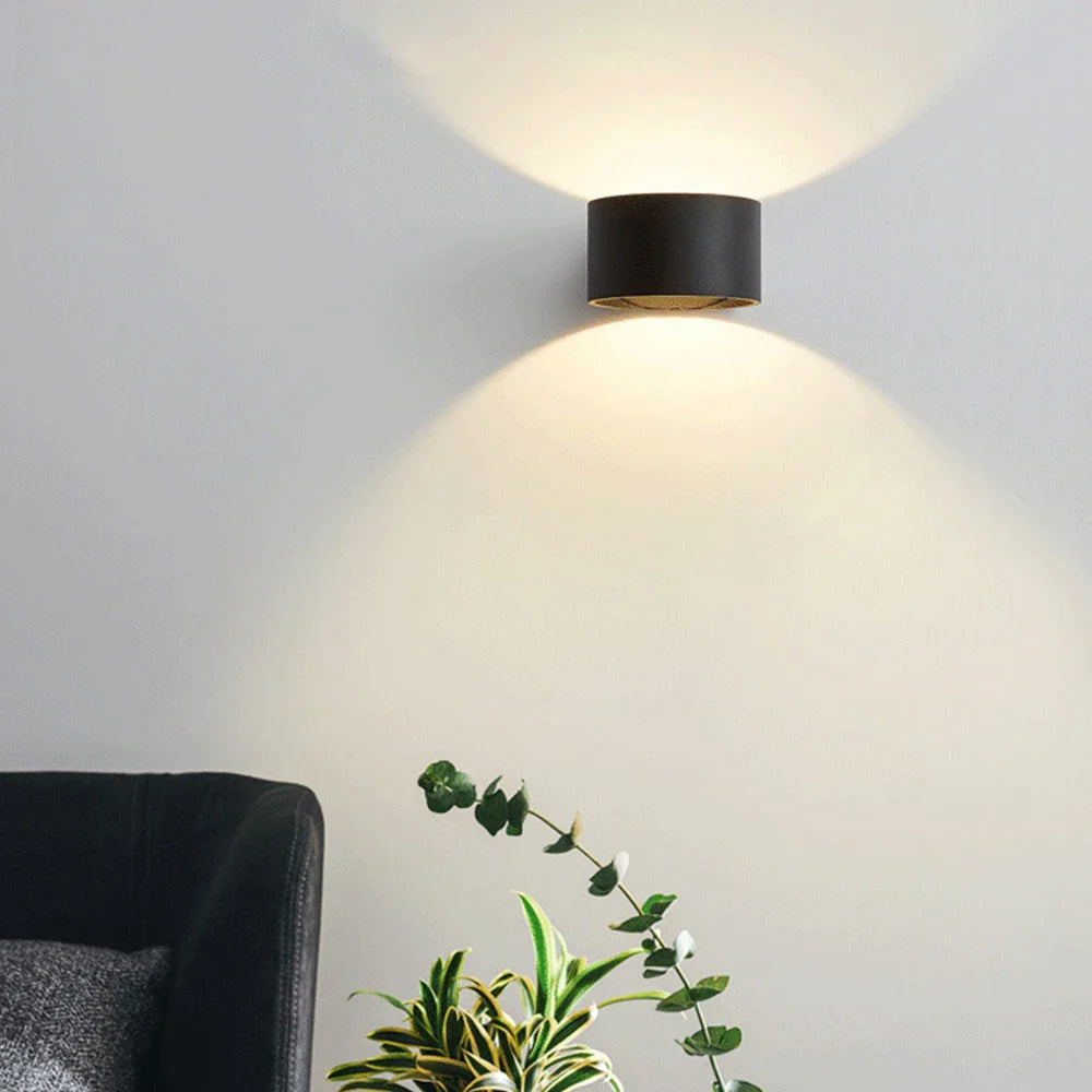 Modern vägglampa med LED-belysning för inomhus och utomhusbruk