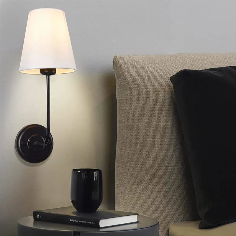 Modern vägglampa i tyg med dubbel ljuskälla för sovrum och vardagsrum
