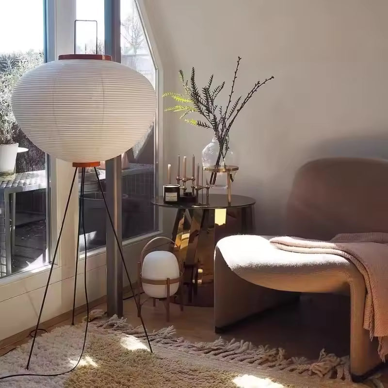 Akiru | Wabi-sabi golvlampa i rispapper med LED-belysning och handgjord finish