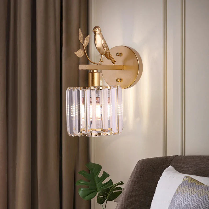 Vägglampa i kristall och guld med dekorativ fågel och lyxig design