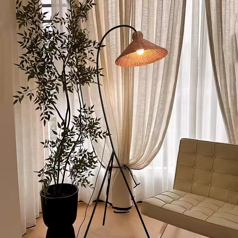Ravik | Modern golvlampa i rottingstil med nordisk och minimalistisk design