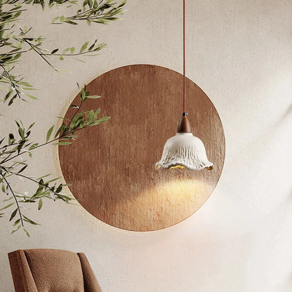 Krämfärgad retro LED takpendel i blomform med cementfinish