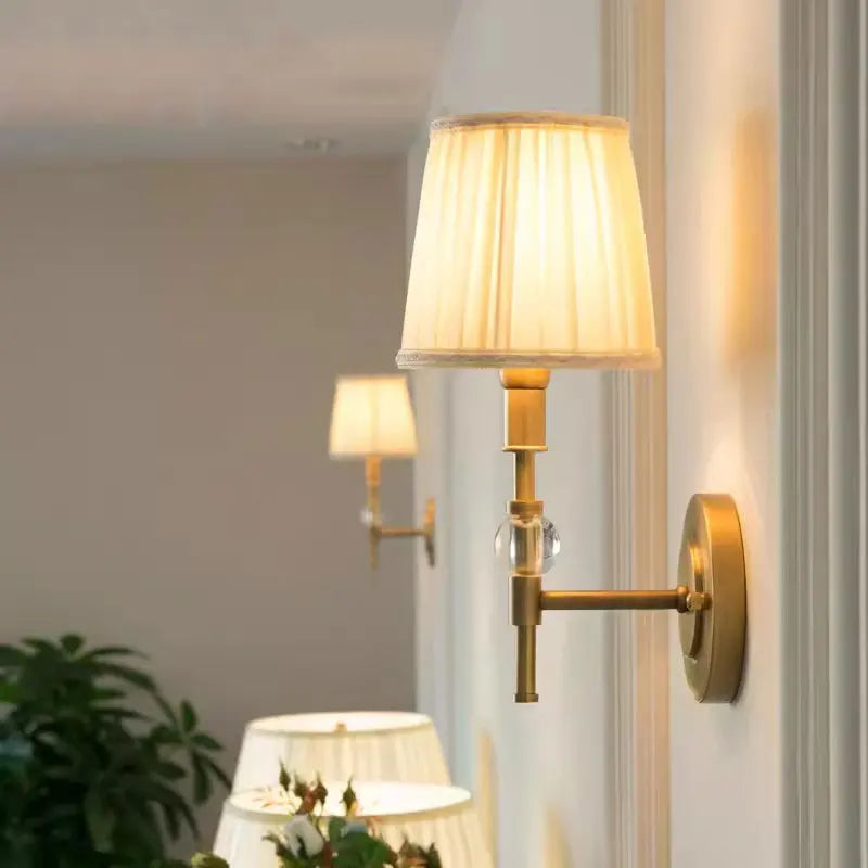 Vägglampa i koppar med tygskärm i amerikansk klassisk design