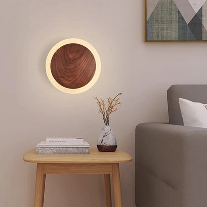 Modern vägglampa i valnöt med akrylskärm och dimbar LED-belysning