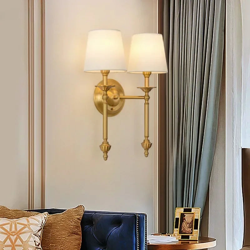 Vägglampa i metall med tygskärm – modern och tidlös design