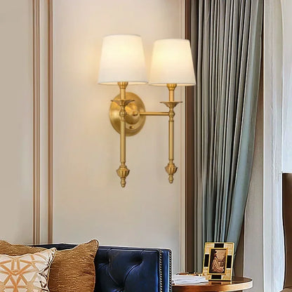 Vägglampa i metall med tygskärm – modern och tidlös design