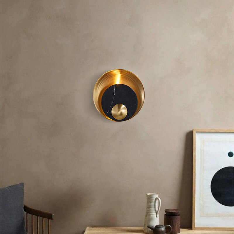 Modern rund vägglampa i marmor och metall med elegant LED-belysning