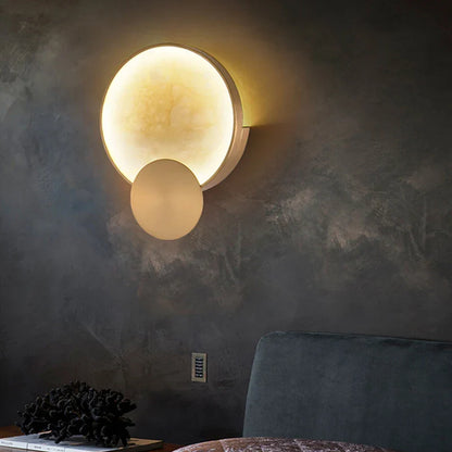 Vägglampa i naturlig marmor och gyllene metall för vardagsrum och sovrum