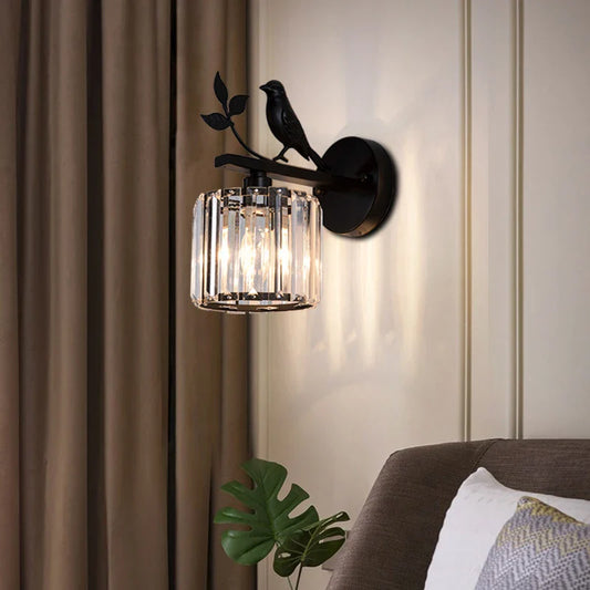 Vägglampa i kristall och guld med dekorativ fågel och lyxig design
