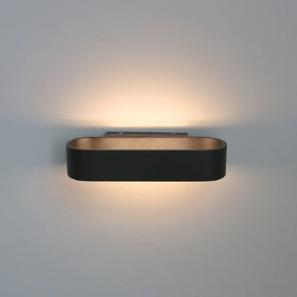 Modern vägglampa i aluminium med LED-belysning uppåt och nedåt