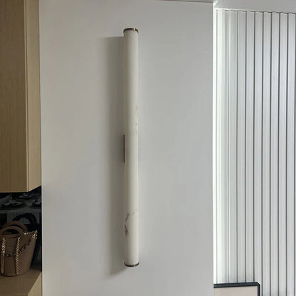 Vägglampa i naturlig marmor och mässing för sovrum och vardagsrum