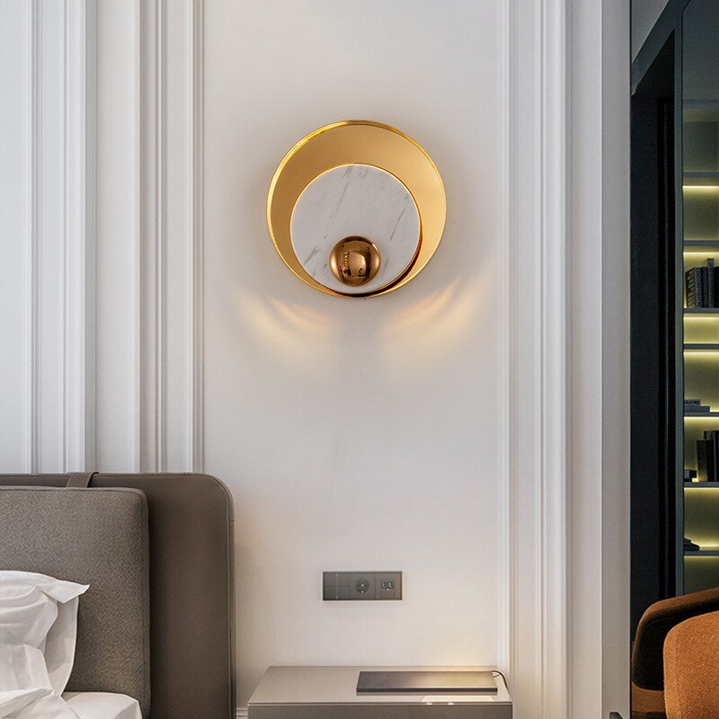 Modern rund vägglampa i marmor och metall med elegant LED-belysning