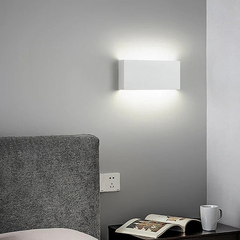 Rektangulär LED-vägglampa i metall med upp- och nedåtriktat ljus