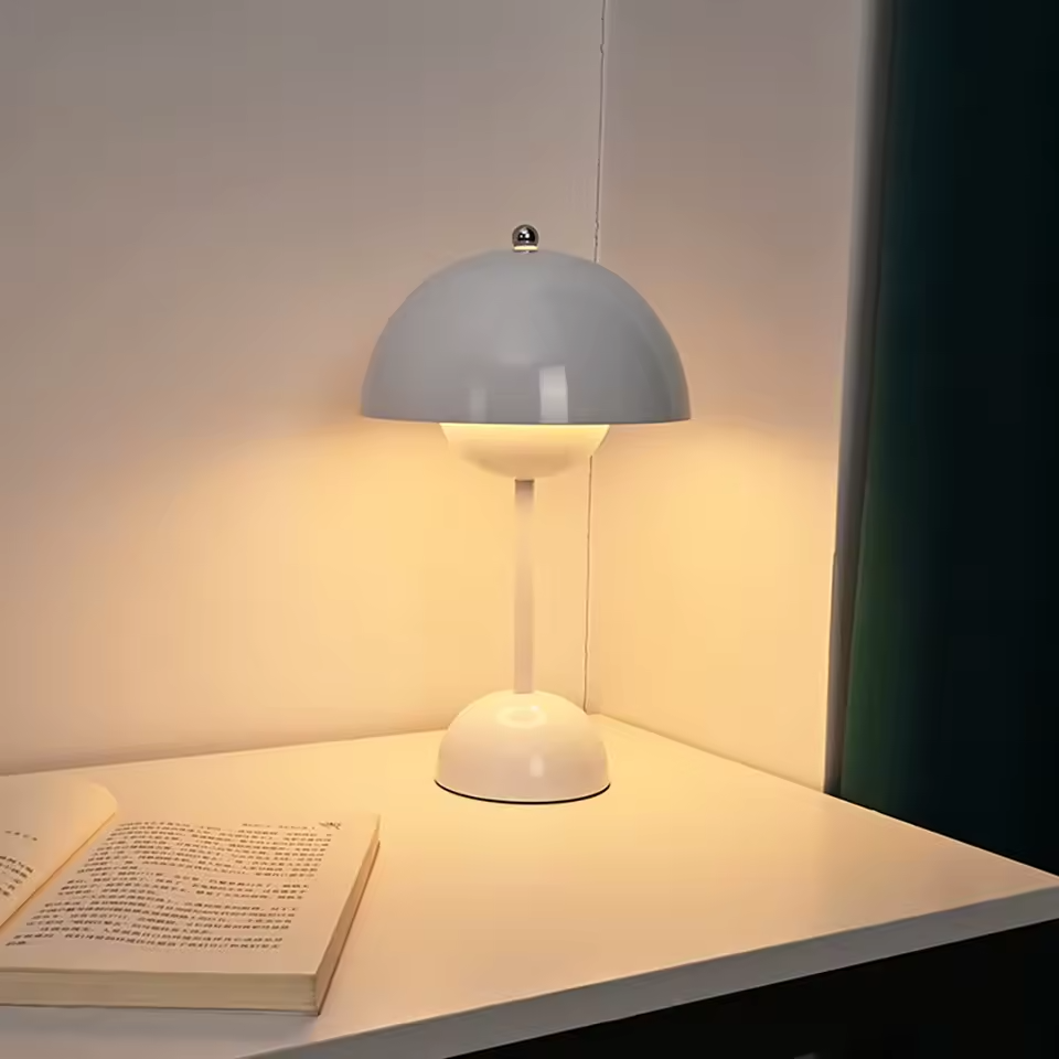 Luma | Blomformad portabel bordslampa med touchdimning och USB-laddning