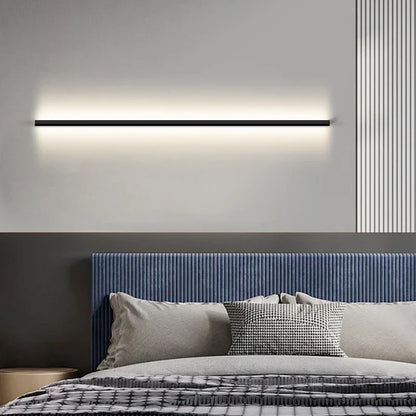 Vägglampa i aluminium med minimalistisk kubdesign och dimbar LED-belysning