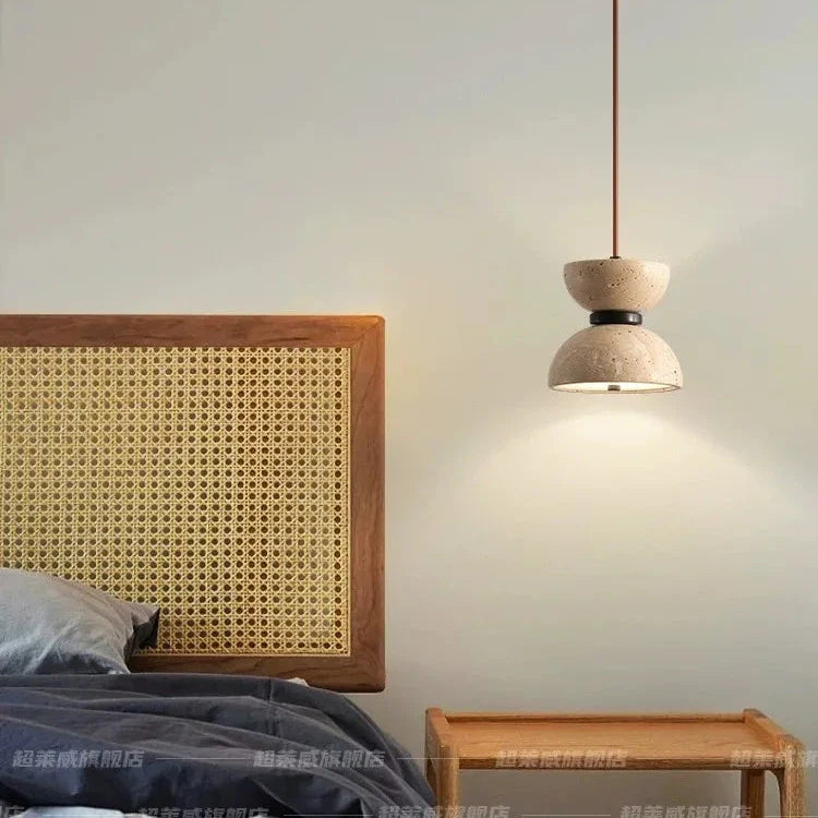 Nordisk pendellampa i gul grottsten och trä för restaurang café bar