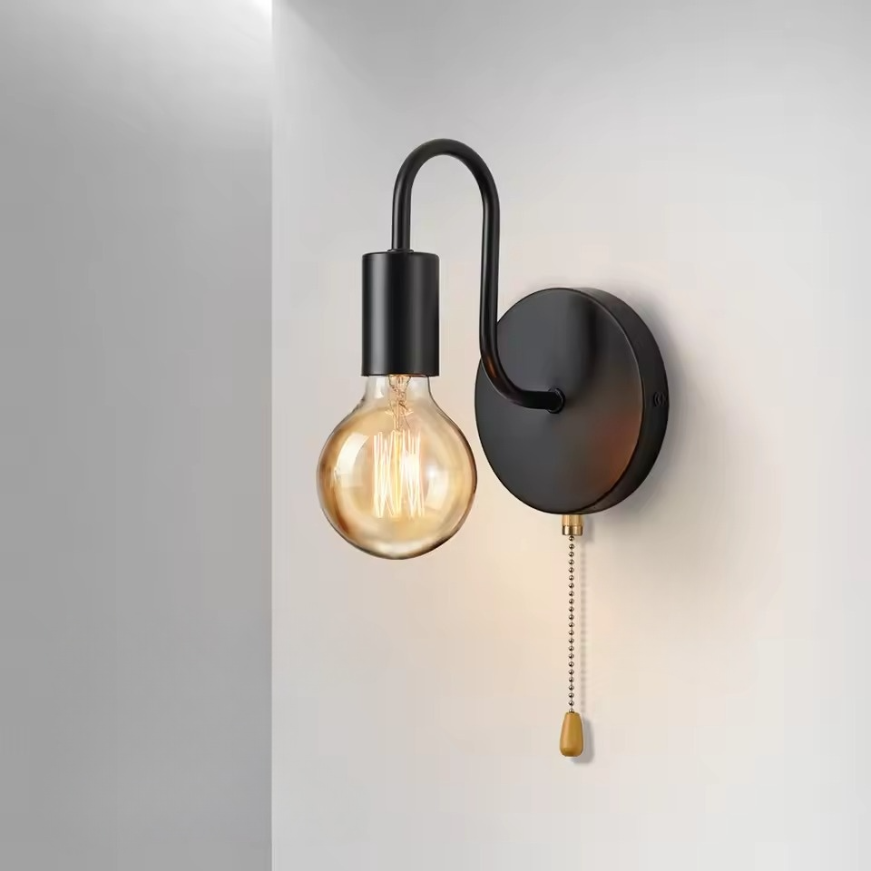 Alba | Modern vägglampa i svart järn med stilren och elegant design