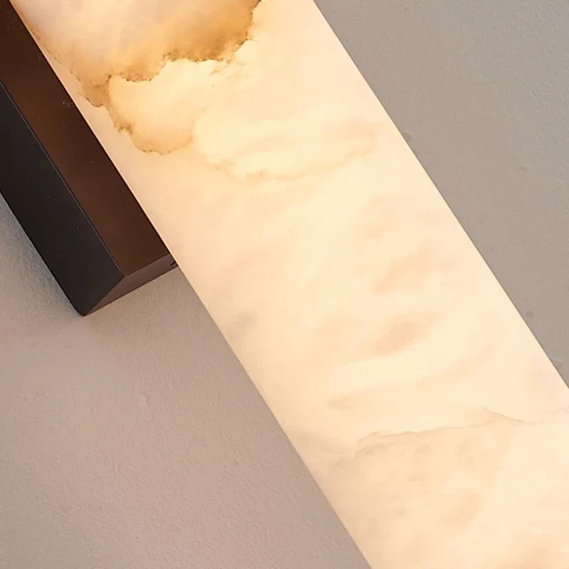 Vägglampa i naturlig marmor och mässing för sovrum och vardagsrum