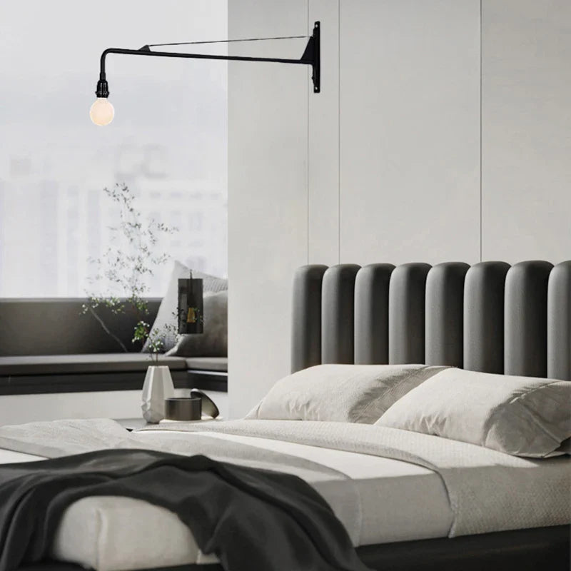 Minimalistisk vägglampa med lång arm och roterbar design