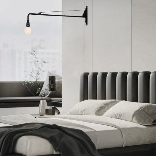 Minimalistisk vägglampa med lång arm och roterbar design